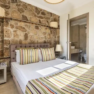  Holiday home Glamorous Flat With Jacuzzi Near Hadrians Gate