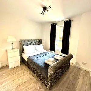  Apartment 3 Bedroom Riverview Flat Canary Wharf Free Parking United Kingdom